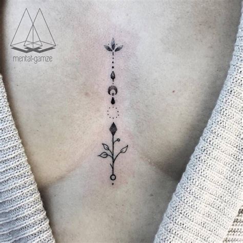 tatuajes en medio de los senos significado|Tatuaje en medio de los senos